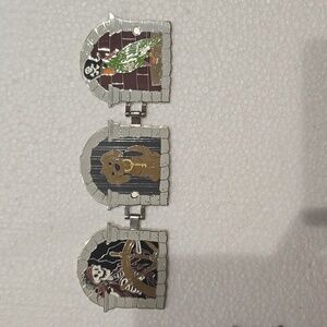 Foldable magnet pin, pirate Disney pin, great condition.